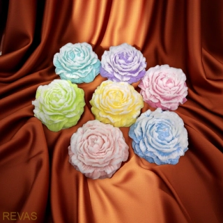 Ručně vyrobená svíčka pivonka z palmového vosku